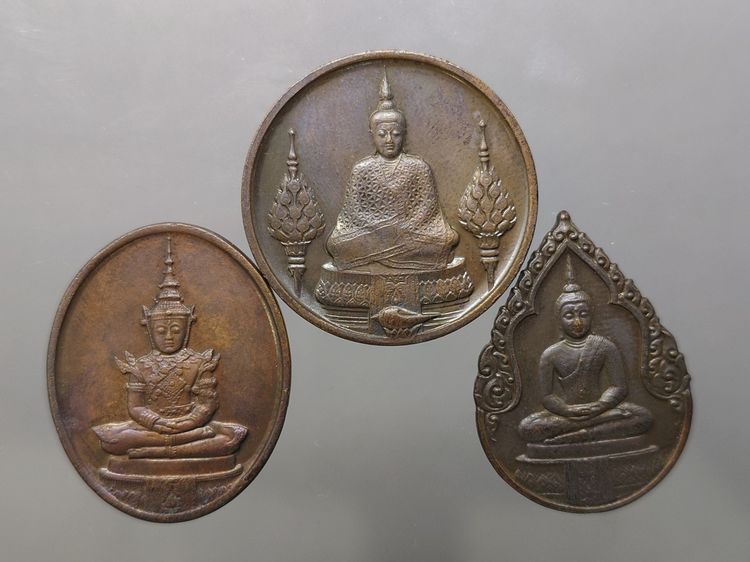 เหรียญพระแก้วมรกต ภปร รุ่นสอง ชุด 3 ฤดู เนื้อทองแดงรมดำ ฉลองกรุงรัตนโกสินทร์ 200 ปี พ.ศ.2525 พร้อมกล่องเดิม รูปที่ 2