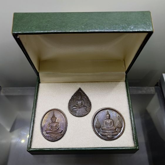 เหรียญพระแก้วมรกต ภปร รุ่นสอง ชุด 3 ฤดู เนื้อทองแดงรมดำ ฉลองกรุงรัตนโกสินทร์ 200 ปี พ.ศ.2525 พร้อมกล่องเดิม