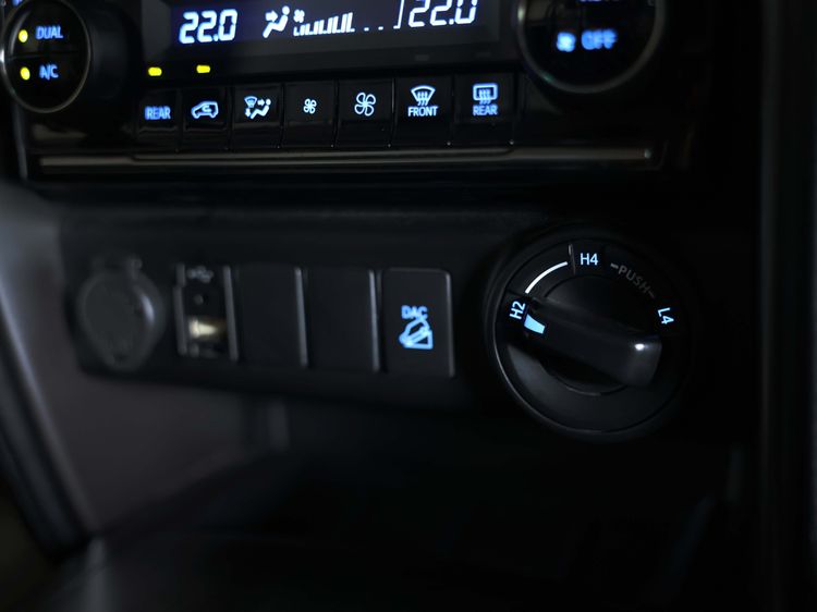 Toyota Fortuner 2022 2.4 Leader V 4WD Utility-car ดีเซล ไม่ติดแก๊ส เกียร์อัตโนมัติ ดำ รูปที่ 3