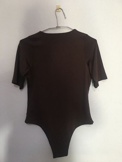  สวยเป๊ะได้ทรงทุกลุค 💃 ใส่กับกางเกงยีนส์หรือกระโปรงเอวสูงคือเริ่ด บอดี้สูทคอวี Candy สีน้ำตาลเข้ม ใส่เข้ารูป (Size XL) รูปที่ 2