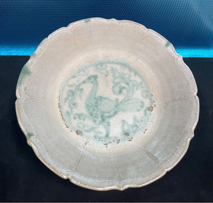 จานลายนกยูง เตาก่อดอน เมาะลำเลิง พม่า พุทธศตวรรษที่ 21 ขนาด 9.5 นิ้ว สมบูรณ์