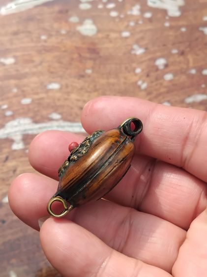 ตลับ 2 หู แกะลาย เนื้อทองเหลืองเก่า เปิดได้ ขนาดห้อยคอ แบบทรงกลม อย่างหนา แข็งแรง ทนทาน เป็นงานปราณีต สวยงาม มีน้ำหนัก อย่างสวย สมบูรณ์ ควรค รูปที่ 5