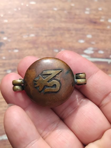 ตลับ 2 หู แกะลาย เนื้อทองเหลืองเก่า เปิดได้ ขนาดห้อยคอ แบบทรงกลม อย่างหนา แข็งแรง ทนทาน เป็นงานปราณีต สวยงาม มีน้ำหนัก อย่างสวย สมบูรณ์ ควรค รูปที่ 2