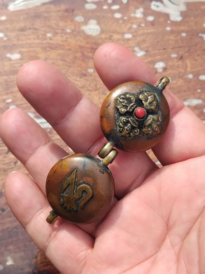 ตลับ 2 หู แกะลาย เนื้อทองเหลืองเก่า เปิดได้ ขนาดห้อยคอ แบบทรงกลม อย่างหนา แข็งแรง ทนทาน เป็นงานปราณีต สวยงาม มีน้ำหนัก อย่างสวย สมบูรณ์ ควรค รูปที่ 4