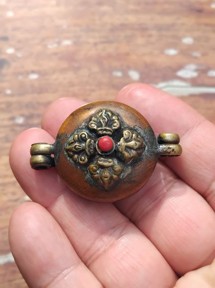 อื่นๆ ตลับ 2 หู แกะลาย เนื้อทองเหลืองเก่า เปิดได้ ขนาดห้อยคอ แบบทรงกลม อย่างหนา แข็งแรง ทนทาน เป็นงานปราณีต สวยงาม มีน้ำหนัก อย่างสวย สมบูรณ์ ควรค