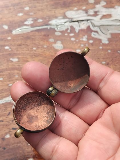 ตลับ 2 หู แกะลาย เนื้อทองเหลืองเก่า เปิดได้ ขนาดห้อยคอ แบบทรงกลม อย่างหนา แข็งแรง ทนทาน เป็นงานปราณีต สวยงาม มีน้ำหนัก อย่างสวย สมบูรณ์ ควรค รูปที่ 3