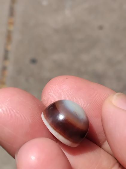 หินดวงตาสวรรค์ สีขาวตรงกลาง ขอบน้ำตาล หลังขาว ทรงกลม เจาะรู สีงดงามมากเม็ดนี้ โทนเข้มๆ ขนาดเส้นผ่าศูนย์กลาง ประมาณ 1 ซม.เม็ดกำลังสวย มีน้ำหน รูปที่ 4