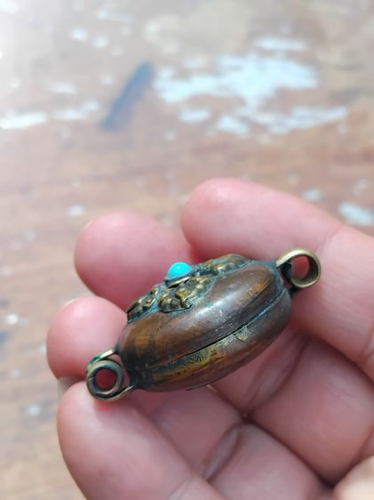 ตลับ 2 หู เนื้อทองเหลืองเก่า แกะลาย เปิดได้ ขนาดห้อยคอ แบบทรงกลม อย่างหนา แข็งแรง ทนทาน สวยงาม มีน้ำหนัก อย่างสวย สมบูรณ์ งานนอก น่าสะสม แปล รูปที่ 3