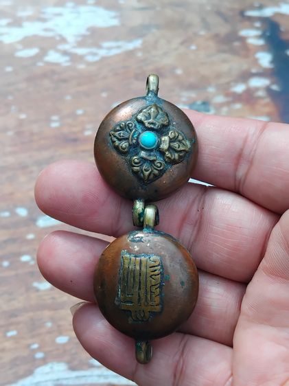 ตลับ 2 หู เนื้อทองเหลืองเก่า แกะลาย เปิดได้ ขนาดห้อยคอ แบบทรงกลม อย่างหนา แข็งแรง ทนทาน สวยงาม มีน้ำหนัก อย่างสวย สมบูรณ์ งานนอก น่าสะสม แปล รูปที่ 5