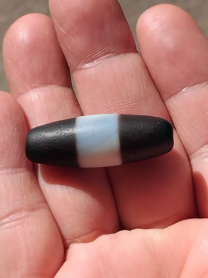 อื่นๆ หิน 2 สี สีขาวสลับดำ ทรงรี สีงดงามมากเม็ดนี้ โทนเข้มๆ ขนาดยาวประมาณ 1.5 เม็ดกำลังสวย มีน้ำหนัก หินแท้ เก่ามาก หายากมากๆๆๆๆ ชิ้นนี้นำเข้ามาจา