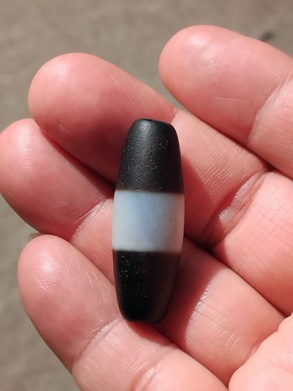 หิน 2 สี สีขาวสลับดำ ทรงรี สีงดงามมากเม็ดนี้ โทนเข้มๆ ขนาดยาวประมาณ 1.5 เม็ดกำลังสวย มีน้ำหนัก หินแท้ เก่ามาก หายากมากๆๆๆๆ ชิ้นนี้นำเข้ามาจา รูปที่ 5