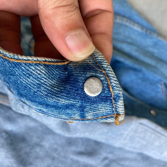 Levi s 90 hidden information Button 527 Denim Jacket USA 🇺🇸 แท้ 💯 size ขนาด อก 21.5 ยาว 26 แขน 24.5 นิ้ว สภาพดีสีเฟดสวย หายากน่าสะสมครับ รูปที่ 4