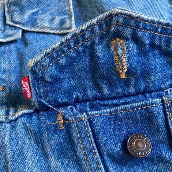 Levi s 90 hidden information Button 527 Denim Jacket USA 🇺🇸 แท้ 💯 size ขนาด อก 21.5 ยาว 26 แขน 24.5 นิ้ว สภาพดีสีเฟดสวย หายากน่าสะสมครับ รูปที่ 6