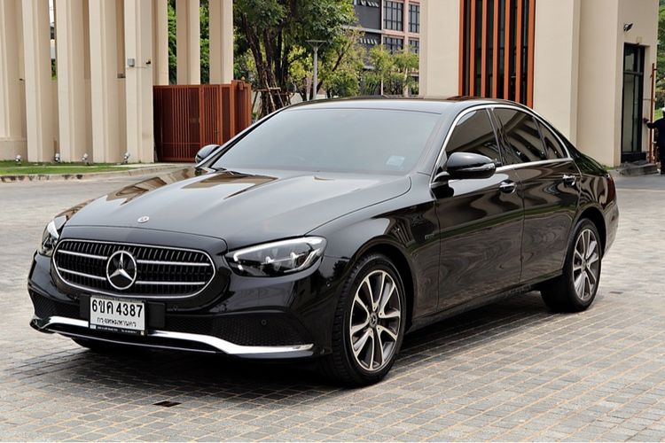 Mercedes-Benz E-Class 2023 E300e Sedan ปลั๊กอินไฮบริด (PHEV) เกียร์อัตโนมัติ ดำ รูปที่ 3