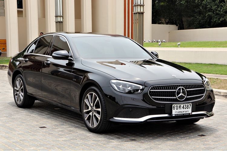 Mercedes-Benz E-Class 2023 E300e Sedan ปลั๊กอินไฮบริด (PHEV) เกียร์อัตโนมัติ ดำ รูปที่ 2