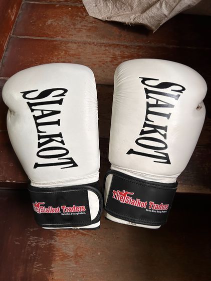 นวมชกมวยหนังแท้ใหม่ขนาด 12oz ราคา590บาท