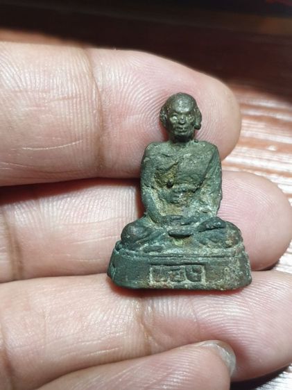 รูปหล่อรุ่นแรก หลวงพ่อทอง วัดบ้านกลึง นครราชสีมา ตอกโค๊ตใต้ฐาน ปี 38 สภาพผิวหิ้ง ไม่ผ่านการใช้ พระแท้ดูง่าย รูปที่ 3