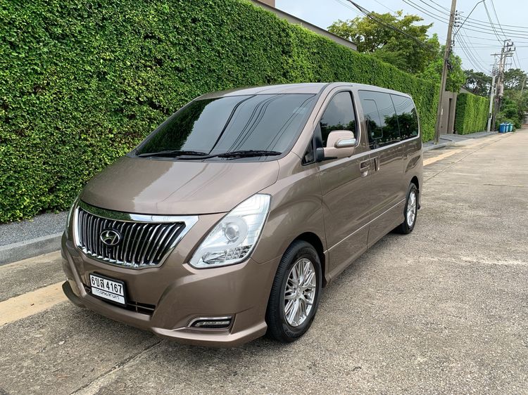 รถ Hyundai Grand Starex 2.5 VIP สี น้ำตาล