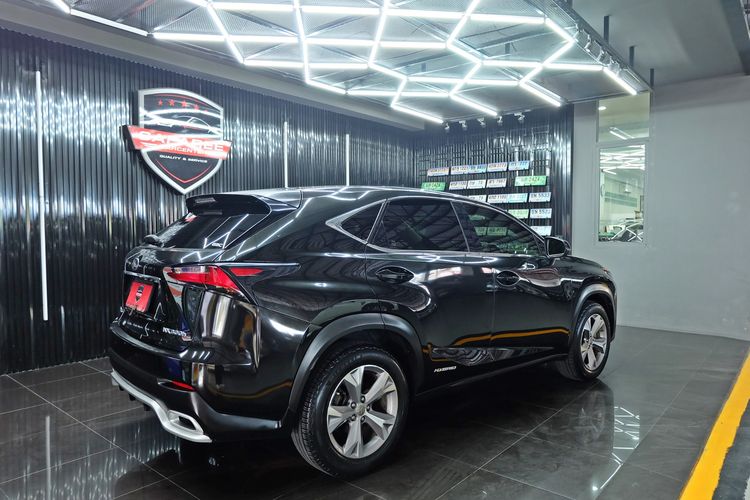 Lexus Nx300h 2015 2.5 Grand Luxury Utility-car เบนซิน เกียร์อัตโนมัติ ดำ รูปที่ 4
