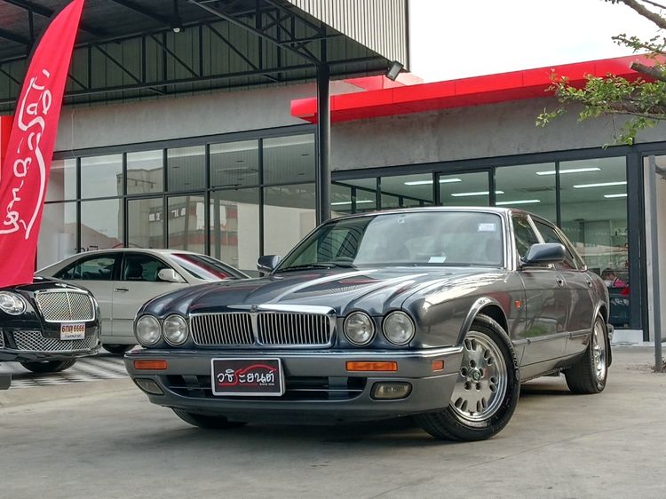 รถ Jaguar Sovereign 4.0 สี เทา