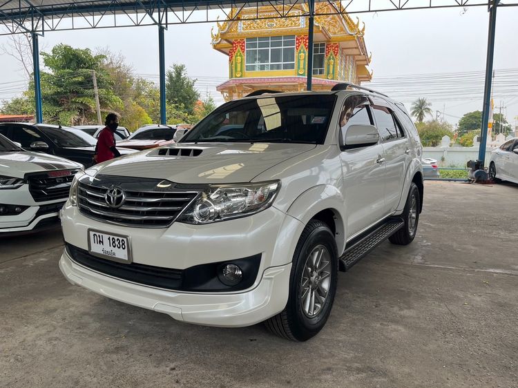 รถ Toyota Fortuner 3.0 V สี ขาว