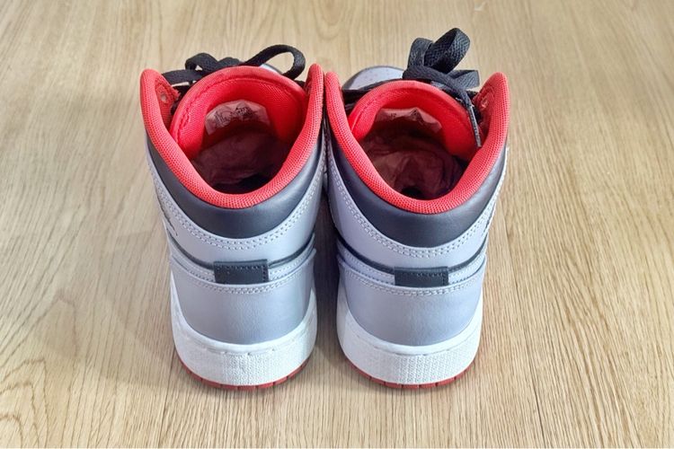 รองเท้า Nike Air Jordan 1 MID รูปที่ 3