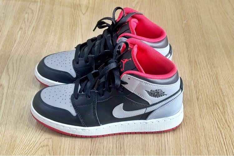 รองเท้า Nike Air Jordan 1 MID รูปที่ 2