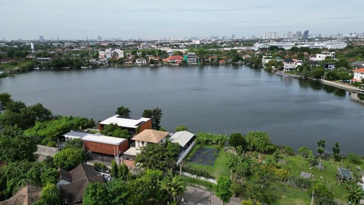 ไม่ใช่ ขายที่ดินเปล่าถมแล้วขนาด 116 ตร.ว. ติดทะเลสาบ หมู่บ้านสัมมากร รามคำแหง 110 เขตสะพานสูง กรุงเทพฯ ทำเลทอง บรรยากาศร่มรื่น