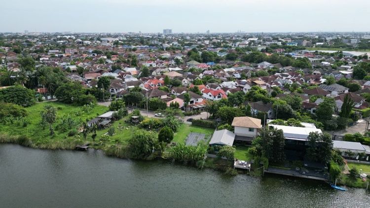 ไม่ใช่ ขายที่ดินเปล่าถมแล้วขนาด 116 ตร.ว. ติดทะเลสาบ หมู่บ้านสัมมากร รามคำแหง 110 เขตสะพานสูง กรุงเทพฯ ทำเลทอง บรรยากาศร่มรื่น รูปที่ 2