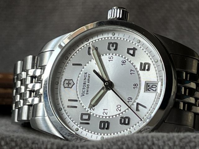 รับเทรด Victorinox Ambassador Automatic Silver Dial 32mm สภาพเหมือนใหม่ รูปที่ 2