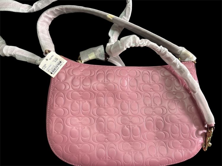 หมวก  กระเป๋า