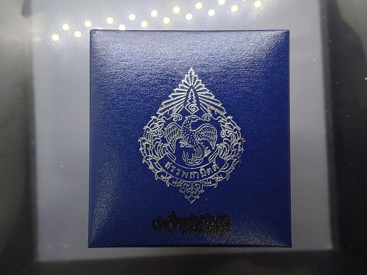 พระพุทธมหามณีรัตนปฏิมากร (พระแก้วมรกต) เนื้อเงินรมดำ กรมสรรพสามิต ครบรอบ 64 ปี พ.ศ.2539 พร้อมกล่องเดิม รูปที่ 9