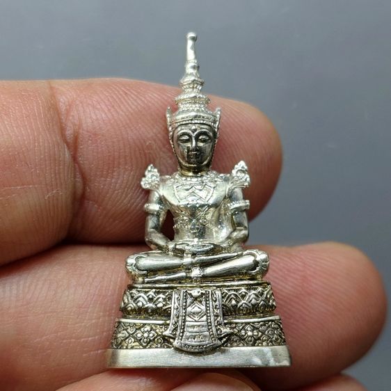 พระพุทธมหามณีรัตนปฏิมากร (พระแก้วมรกต) เนื้อเงินรมดำ กรมสรรพสามิต ครบรอบ 64 ปี พ.ศ.2539 พร้อมกล่องเดิม รูปที่ 3