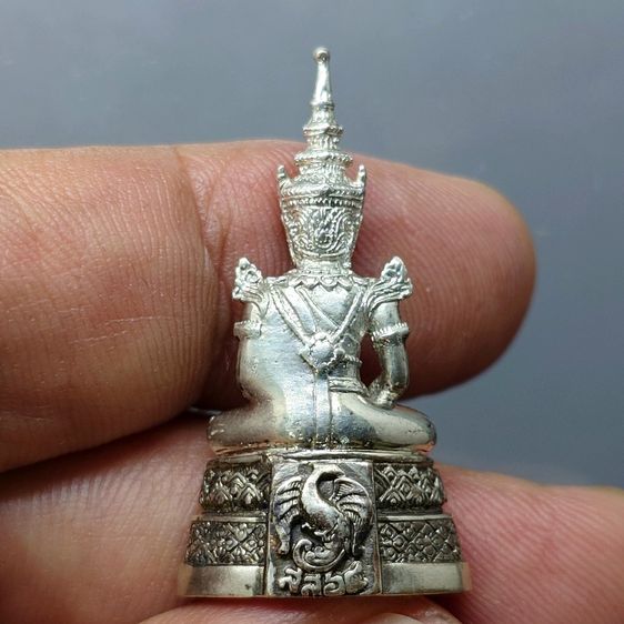 พระพุทธมหามณีรัตนปฏิมากร (พระแก้วมรกต) เนื้อเงินรมดำ กรมสรรพสามิต ครบรอบ 64 ปี พ.ศ.2539 พร้อมกล่องเดิม รูปที่ 4