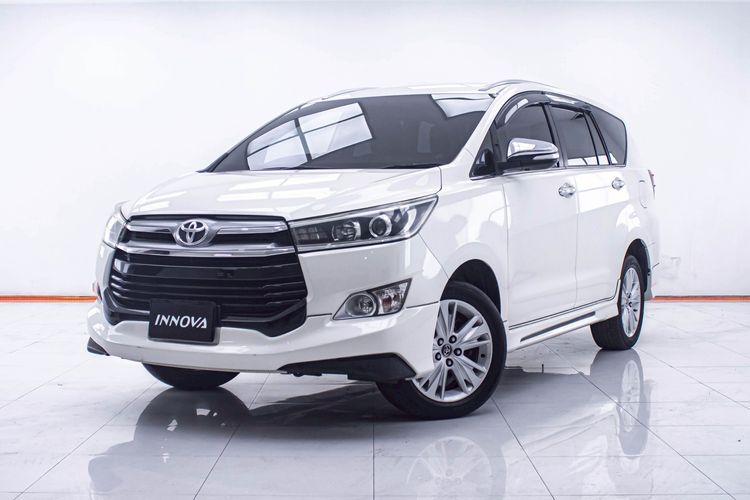 รถ Toyota Innova 2.8 Crysta V สี ขาว