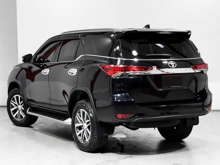 Toyota Fortuner 2021 2.4 V Utility-car ดีเซล เกียร์อัตโนมัติ ดำ รูปที่ 4