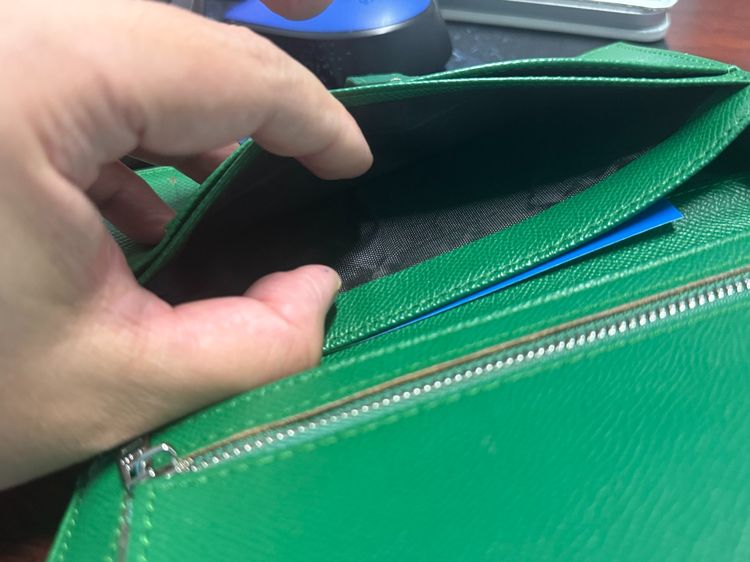 กระเป๋าสตางค์ใบยาวสีเขียวแบบพับกลัดหนังอะไหล่เงินมีช่องซิปเก็บเหรียญ รูปที่ 9