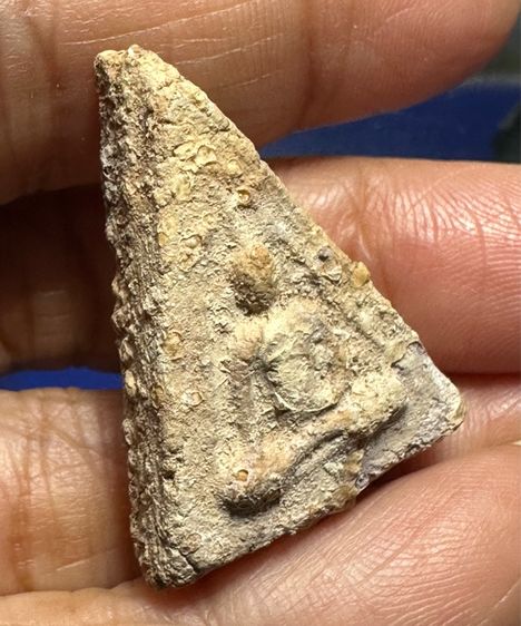 🙏พระผงวัดพลับ ตุ๊กตาเล็ก เลี่ยมจับขอบเงิน🙏พระผงสามเหลี่ยมไม่ทราบที่ มีคราบกรุฟองเต้าหู้ องค์ละ 1850  รูปที่ 3