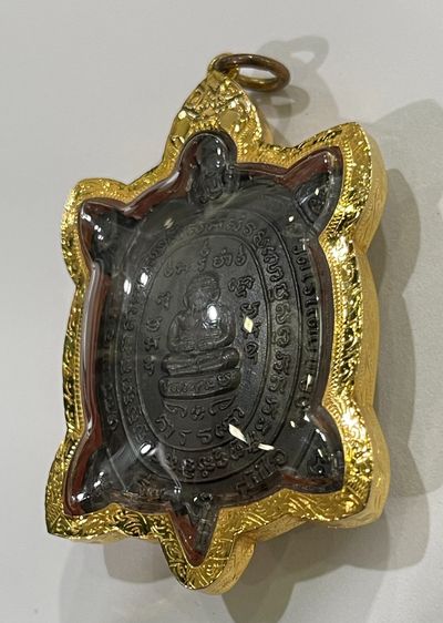 เหรียญพญาเต่าเรือน รุ่นสุขใจ เนื้อนวะ บล็อกปากขีด หลวงปู่หลิว ปี 2537 พร้อมกรอบทอง(ไม่มีห่วง) รูปที่ 2