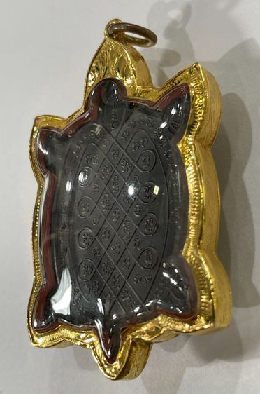 เหรียญพญาเต่าเรือน รุ่นสุขใจ เนื้อนวะ บล็อกปากขีด หลวงปู่หลิว ปี 2537 พร้อมกรอบทอง(ไม่มีห่วง) รูปที่ 9