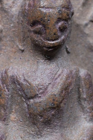 พระรอด ลำพูน พิมพ์ใหญ่ เนื้อออกสีขาว รูปที่ 4