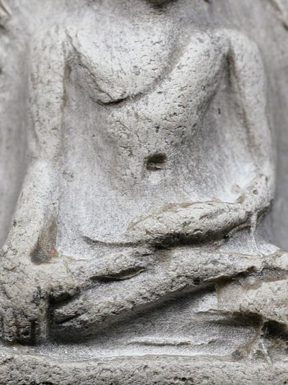 พระรอด ลำพูน พิมพ์ใหญ่ เนื้อออกสีขาว มีหน้ามีตา สวย รูปที่ 3