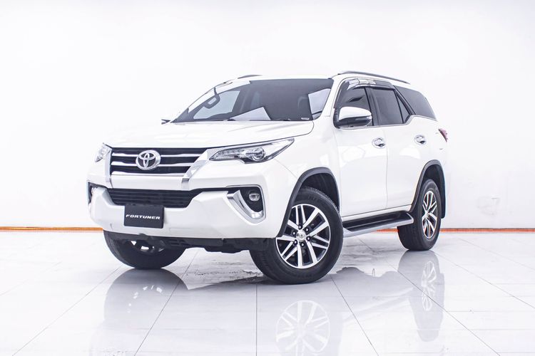 Toyota Fortuner 2021 2.4 V Utility-car ดีเซล ไม่ติดแก๊ส เกียร์อัตโนมัติ ขาว