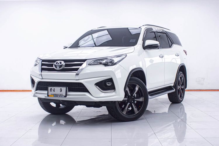 รถ Toyota Fortuner 2.8 TRD Sportivo สี ขาว