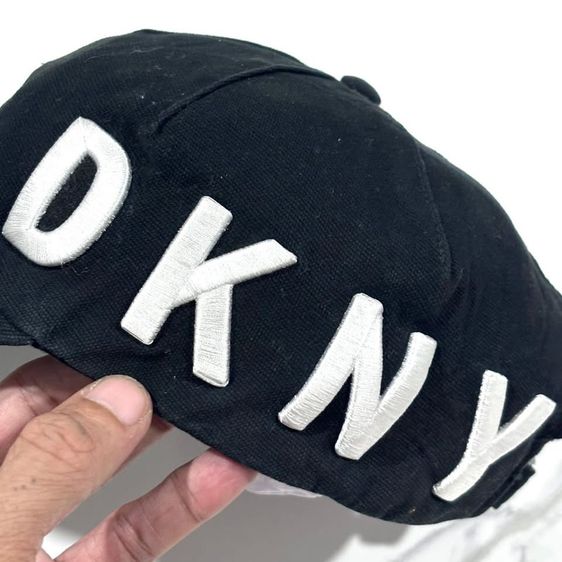 หมวก DKNY แท้ 💯 size ปรับระดับได้ สภาพดีมาก สีดำเข้ม งานปักทั้งใบ ดีเทลสวยมาก เนื้อผ้านิ่มเบามาก หายากน่าสะสมครับ รูปที่ 4