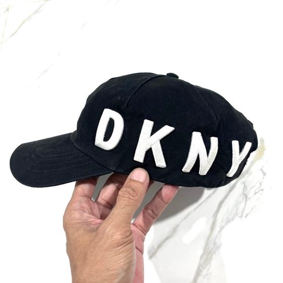หมวกและหมวกแก๊ป หมวก DKNY แท้ 💯 size ปรับระดับได้ สภาพดีมาก สีดำเข้ม งานปักทั้งใบ ดีเทลสวยมาก เนื้อผ้านิ่มเบามาก หายากน่าสะสมครับ