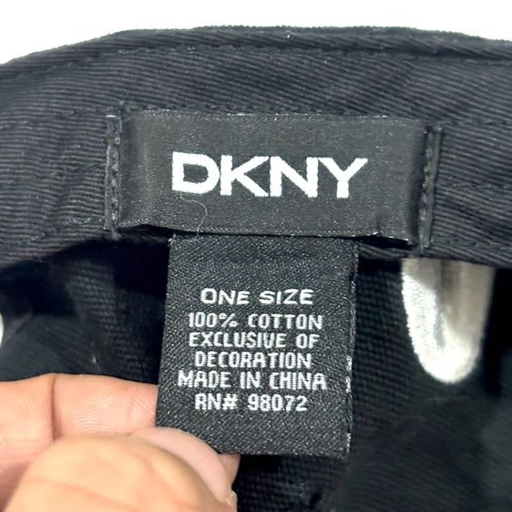หมวก DKNY แท้ 💯 size ปรับระดับได้ สภาพดีมาก สีดำเข้ม งานปักทั้งใบ ดีเทลสวยมาก เนื้อผ้านิ่มเบามาก หายากน่าสะสมครับ รูปที่ 3