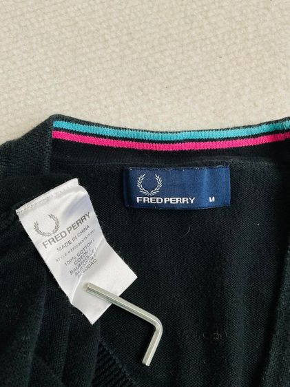 เสื้อแขนยาวไหมพรม FRED PERRY แท้ 💯 size M ขนาด อก 21 ยาว 27 นิ้ว สภาพดีมาก สีดำเข้ม ดีเทลสวย เนื้อผ้าดีมาก หายากน่าสะสมครับ รูปที่ 2