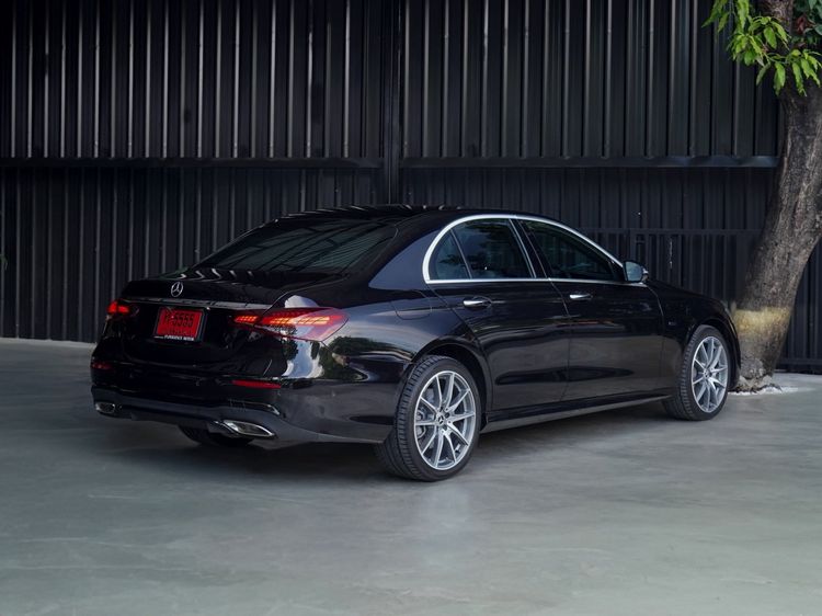 Mercedes-Benz E-Class 2022 E300e Sedan ปลั๊กอินไฮบริด (PHEV) ไม่ติดแก๊ส เกียร์อัตโนมัติ ดำ รูปที่ 3
