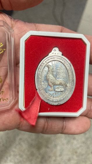 เหรียญเงินหลวงพ่อรวยเงินหน้ากากทองคำ  รูปที่ 2
